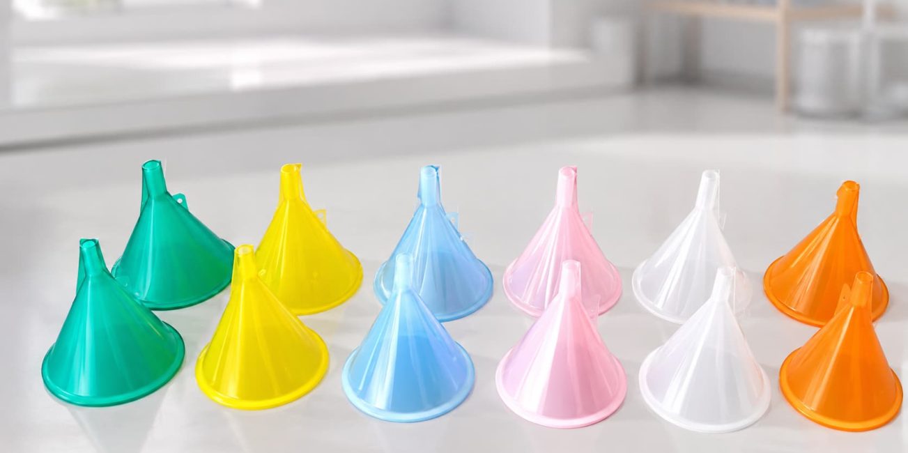 Mini funil de plástico ou silicone: qual é melhor para cada uso